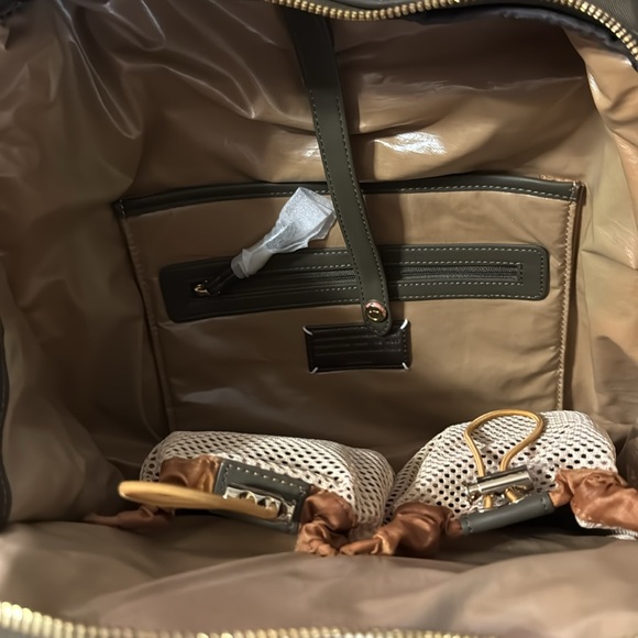 Caraa Olive green Convertible Duffel Bag with Leather Trim and Structured Design - Picture 5 of 7